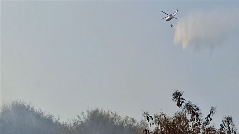 台灣新聞通訊社-高雄美濃墓地雜草火警延燒　空勤灑水20噸支援