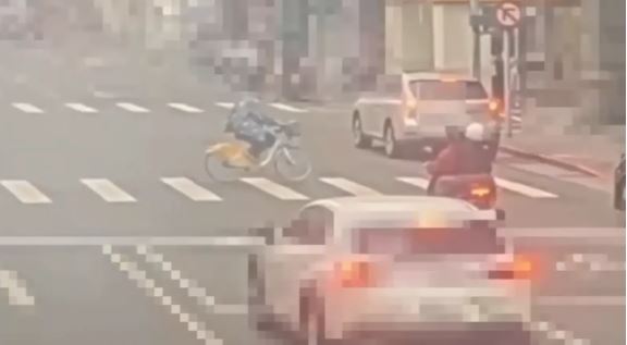 台灣新聞通訊社-到底多懶？北市男騎走超商前YouBike代步　網傻眼：30分鐘免費也要偷