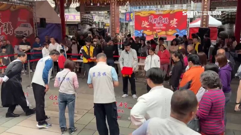 台灣新聞通訊社-擲筊冠軍得雙B車　11歲小弟「連十聖筊」逆轉勝