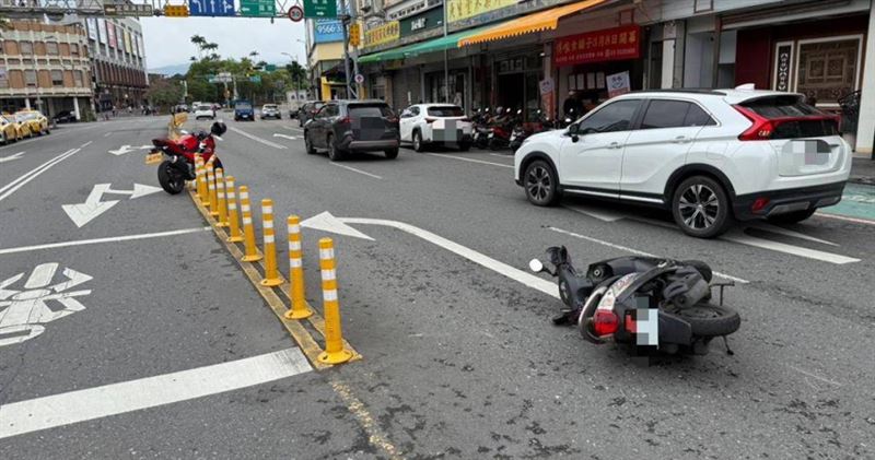 台灣新聞通訊社-黃牌重機疑闖紅燈猛撞路口　騎士「直衝防撞桿區不倒地」畫面曝光