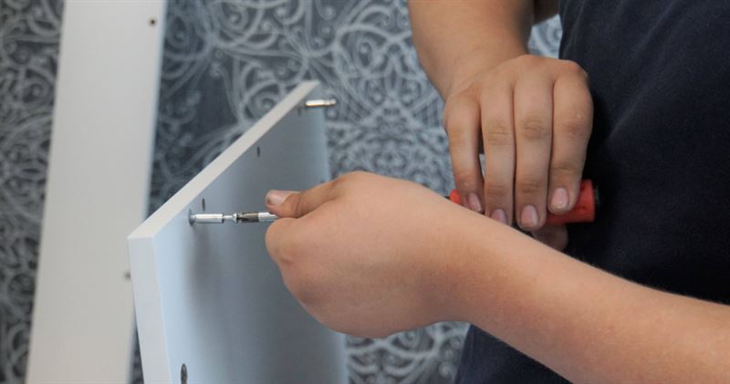 台灣新聞通訊社-33歲女辭20年餐飲工作　1關鍵決定專幫人組家具「年收破百萬」