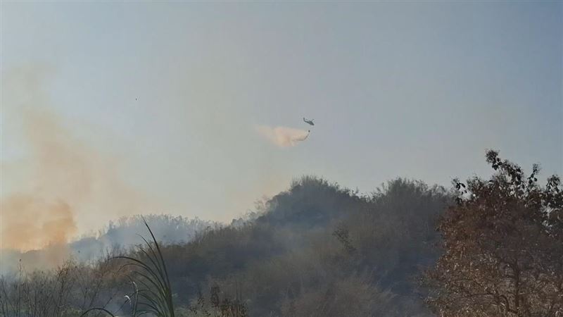 台灣新聞通訊社-美濃山頭「紅蓮業火」燒不停！空勤灑20噸水難壓　大批警消趕往救援