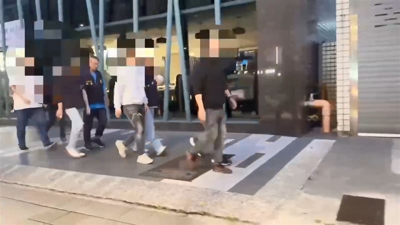 台灣新聞通訊社-二殯旁「球棒隊」出沒！黑衣惡煞白天狠砸禮儀公司　晚間換悍警接殺出局