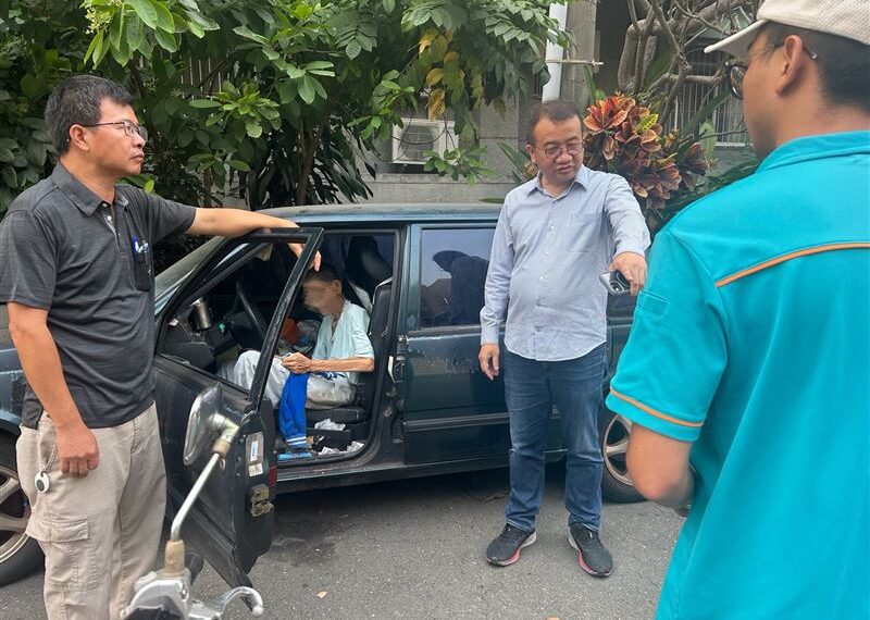 台灣新聞通訊社-屏東翁居「垃圾車」逾10天！吃喝拉撒全在車上 險染敗血症惹鄰居鼻酸