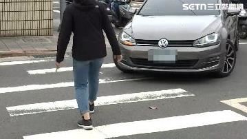 台灣新聞通訊社-檢舉魔人踢鐵板！女直行「隱形標線」沒打燈遭罰　法官勘驗影片怒撤罰單