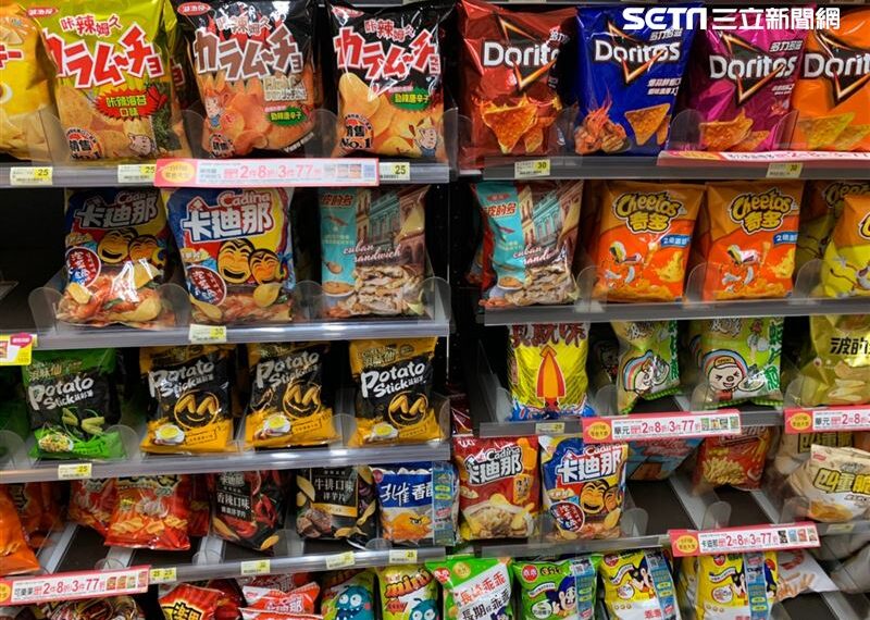 台灣新聞通訊社-爆紅到日本!日部落客赴台狂掃「這5經典零食」 眾人驚呆:太懂吃了