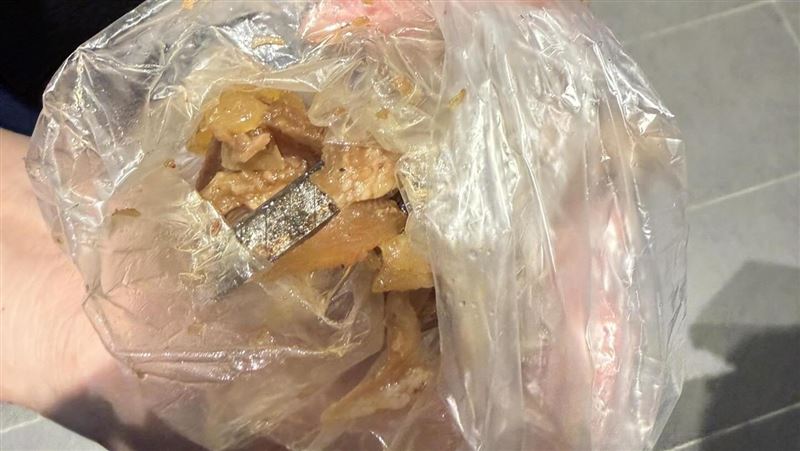 台灣新聞通訊社-滷牛筋藏「生鏽美工刀片」！網嚇歪：幼童吞下後果慘　羅東滷味店回應了