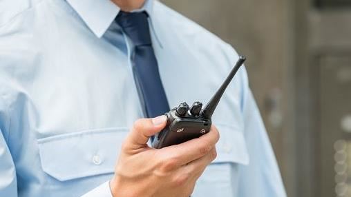 台灣新聞通訊社-24歲做保全月入3萬8爽到發慌！前輩揭職場致命傷：下班只能滑手機