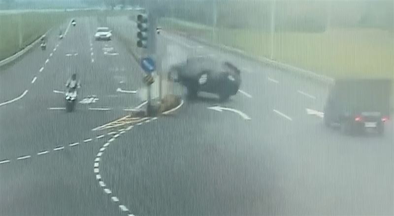 台灣新聞通訊社-五股疏洪道練習釀禍！23歲新手女駕駛迴轉撞分隔島驚險翻車幸輕傷