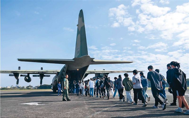 台灣新聞通訊社-AI系統三度驗收才過關「一上線就出包」!空軍操作群組炸鍋罵:不可靠