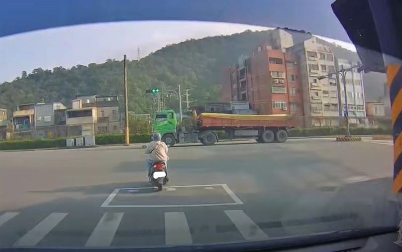 台灣新聞通訊社-蘇澳砂石車闖紅燈！機車騎士急煞車傻眼了　影片曝光網罵翻：擺明來索命