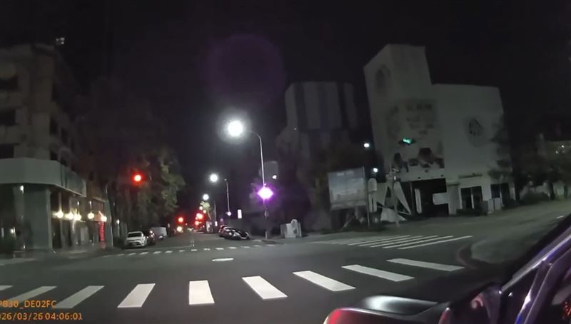 台灣新聞通訊社-深夜急煞又龜速被攔查　台中BMW駕駛「1年被攔50次」嗆法院見！警回應