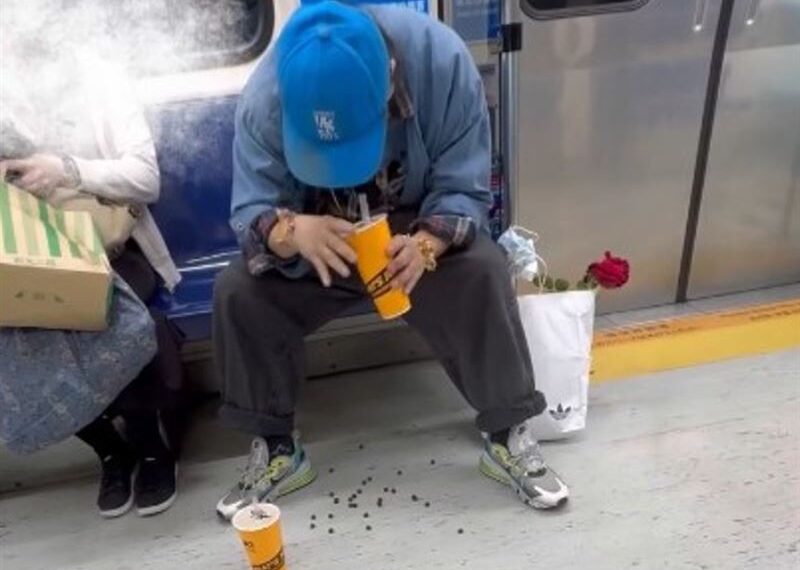 台灣新聞通訊社-搭北捷翹腳喝珍奶！阿北「口狂噴珍珠」嚇壞乘客　網友罵翻：是慣犯