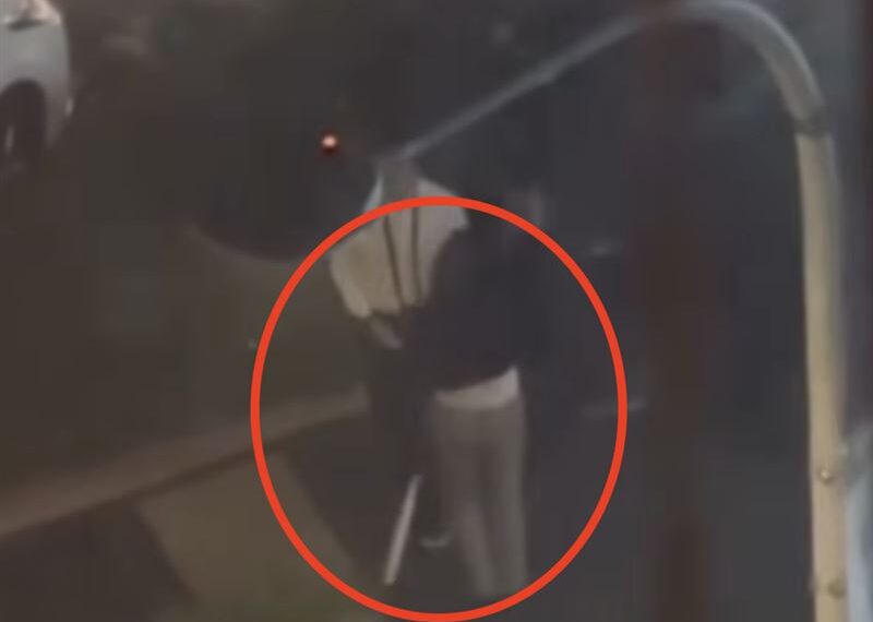 台灣新聞通訊社-超派！中壢妹感情糾紛…「抄球棒戰3男」怒吼：上車　現場畫面曝光