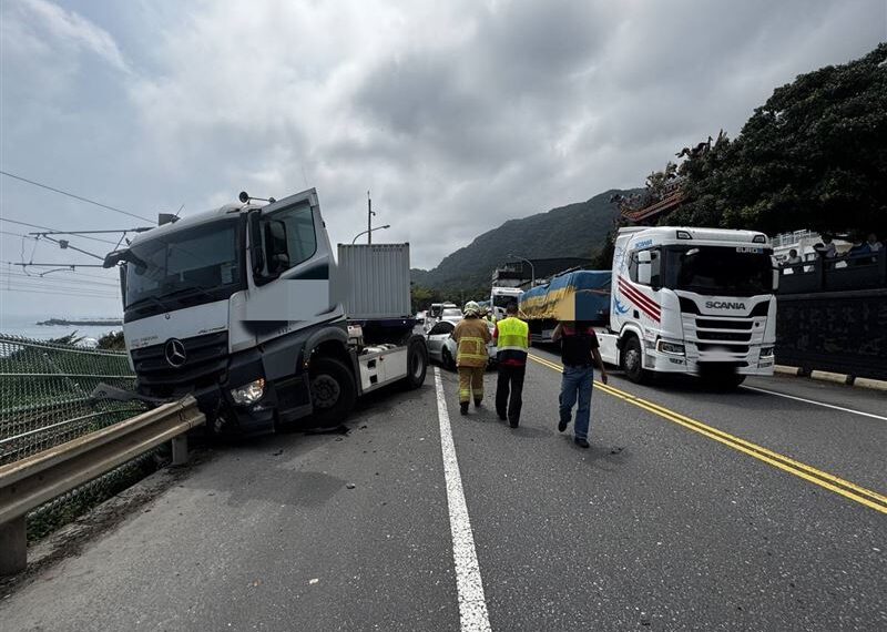 台灣新聞通訊社-快訊/大里天公廟前事故!砂石車失控撞5車 小客車卡邊坡鐵路封閉