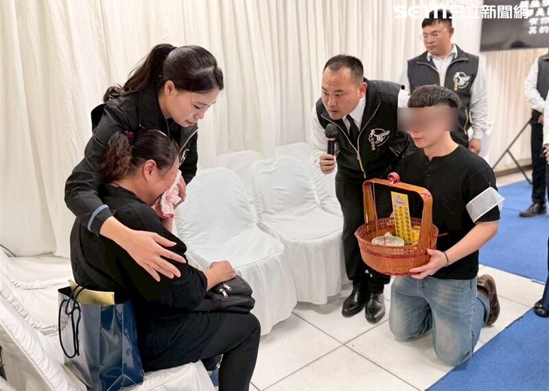 台灣新聞通訊社-軍中霸凌男腦萎縮！告別式哥捧牌位跪謝母恩 媽淚崩：謝謝你當我兒子