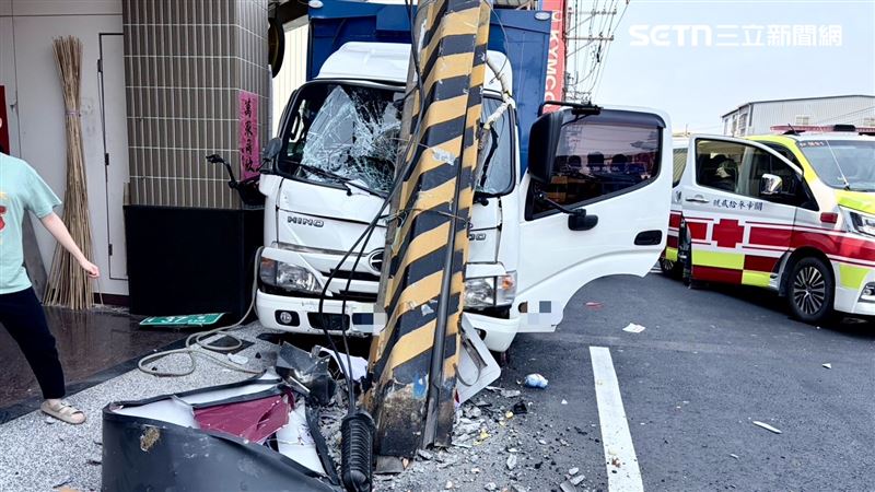 台灣新聞通訊社-快訊/不明原因…貨車自撞「嵌入電桿」OHCA!釀800戶斷電範圍曝