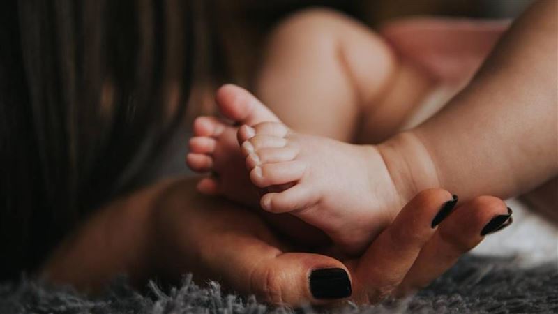 台灣新聞通訊社-1歲童誤「吞美甲貼片」喪命！　母崩潰痛訴：家裡處處有他的痕跡