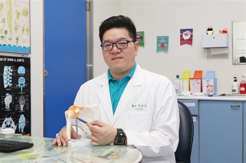 台灣新聞通訊社-長期手握方向盤！50歲女運將肩膀痛「以為50肩」　照X光關節竟全磨損