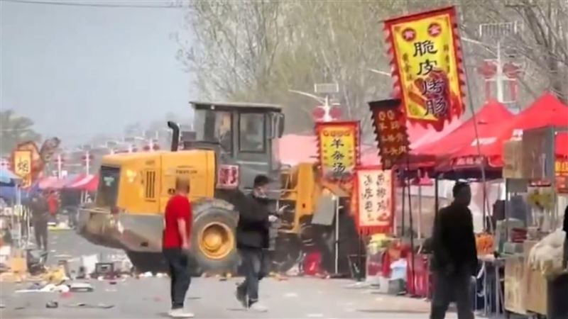 台灣新聞通訊社-北京爆無差別攻擊！男子駕巨型推土車「血洗市集」傳13死　官方封鎖消息