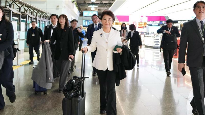 台灣新聞通訊社-盧秀燕返台鄭習會緊接在後！她笑喊「習大大很努力助選」：這人很懸了