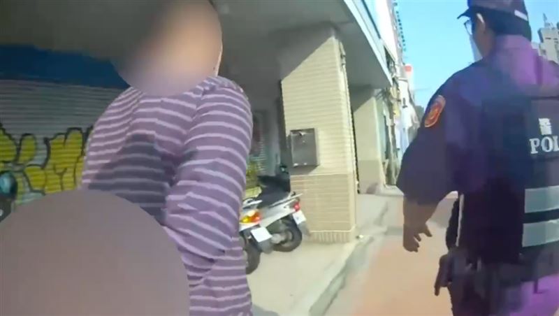 台灣新聞通訊社-假冒特斯拉車主借2千就跑!「緊張哥」遭通緝出沒台中 店家眼尖報警