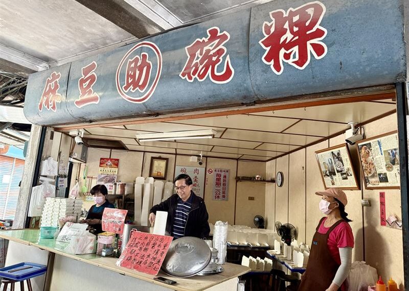 台灣新聞通訊社-被直擊現身市場「低頭賣碗粿」　陳水扁本人回應了