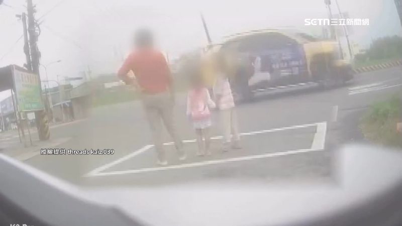 台灣新聞通訊社-刻在台灣人的基因？婦帶2童站「待轉格」等紅燈