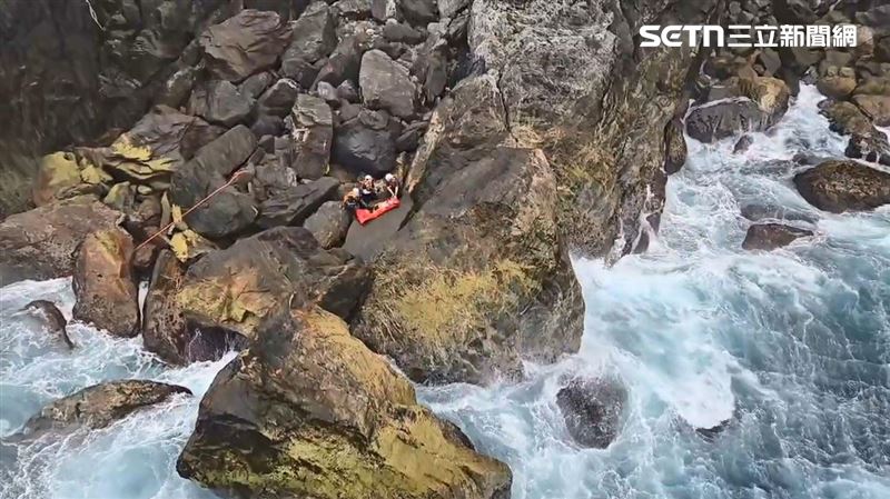 台灣新聞通訊社-宜蘭烏岩角墜崖意外!女攀岩墜崖摔斷膝蓋困峭壁…黑鷹直升機即刻救援
