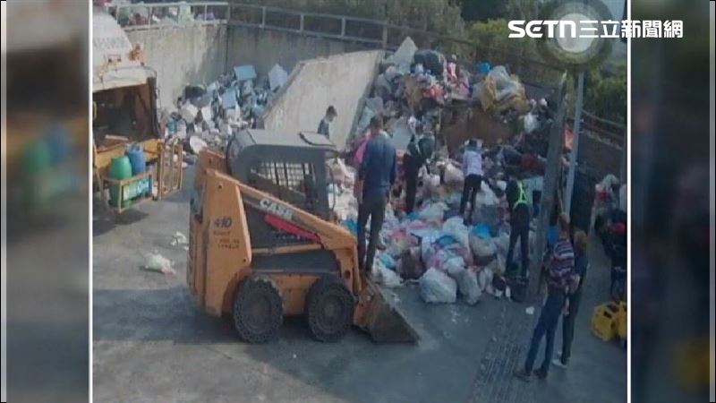 台灣新聞通訊社-茫茫垃圾海尋「假牙」嬤啃完玉米誤丟垃圾車