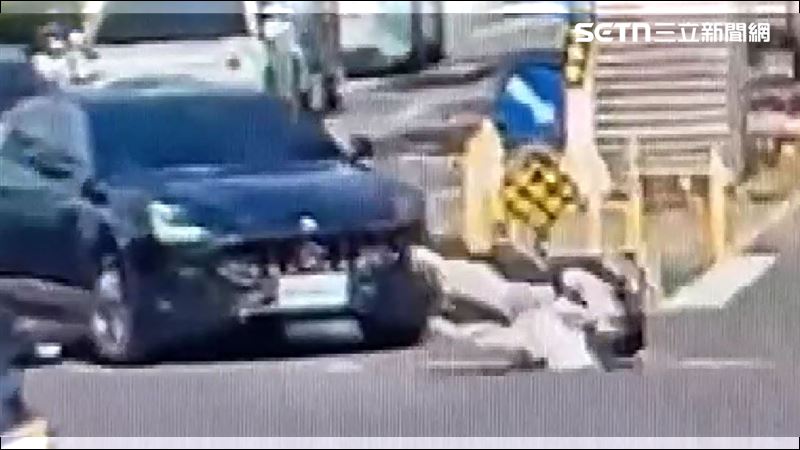 台灣新聞通訊社-獨家／好貴的車禍！百萬海神轉彎撞騎士　目擊者直呼：這下完了