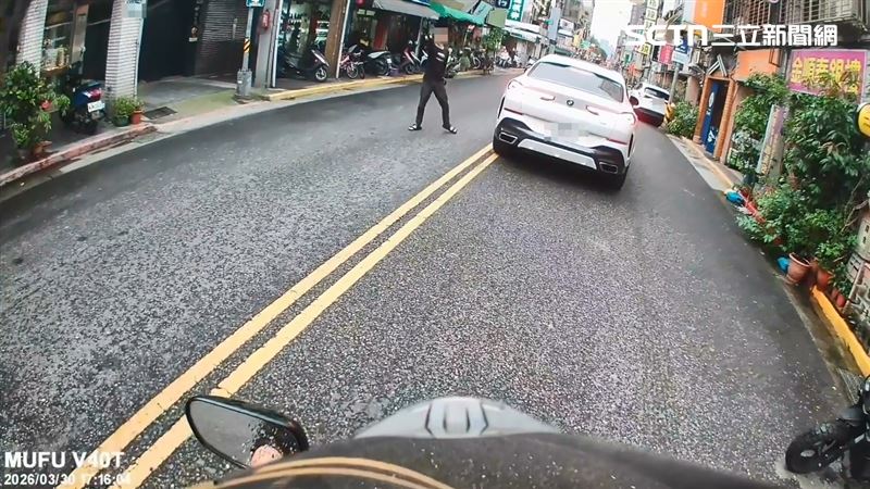 台灣新聞通訊社-萬華黑衣男隨機持刀攔車！火爆砸車畫面曝…落網竟稱：心情不好