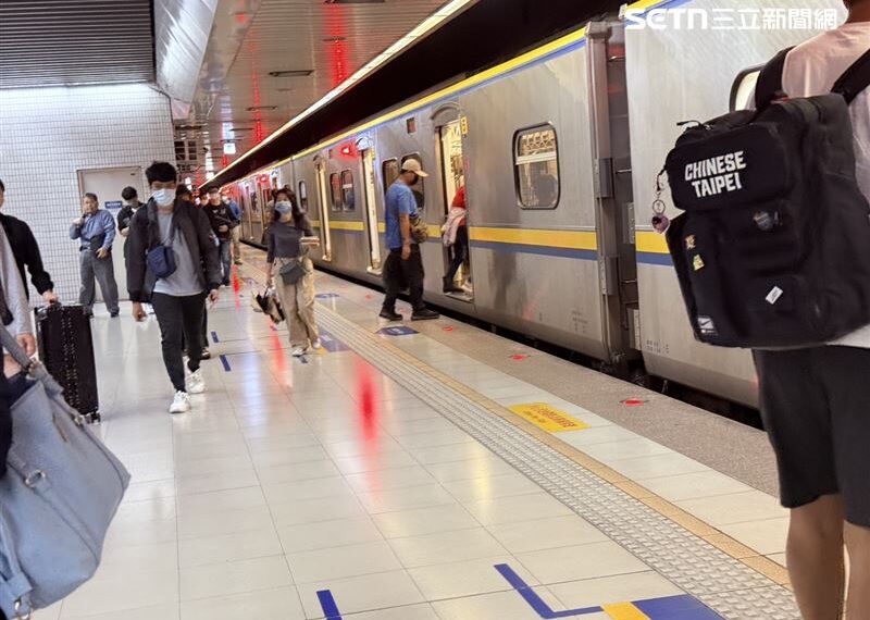 台灣新聞通訊社-台鐵出事了！七堵調車場兩列車撞擊出軌　1名員工受傷