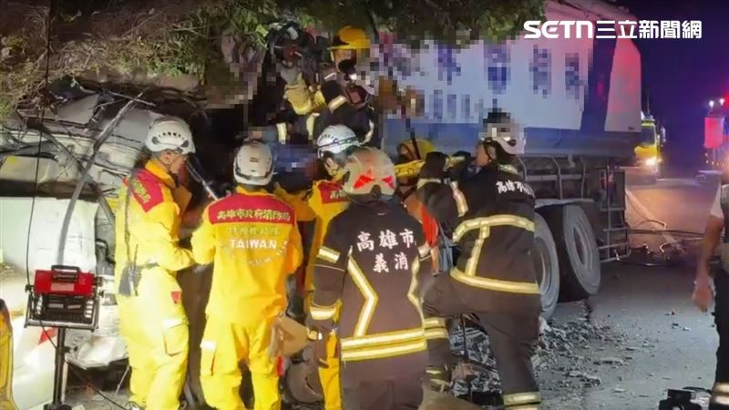 台灣新聞通訊社-快訊／高雄嚴重車禍！飼料車「失控撞電桿、民宅」運將拖出駕駛座不治