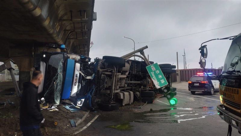 台灣新聞通訊社-桃園觀音路段車禍！貨櫃車擦撞汽車當瞬間翻覆　撞斷號誌桿現場慘況曝