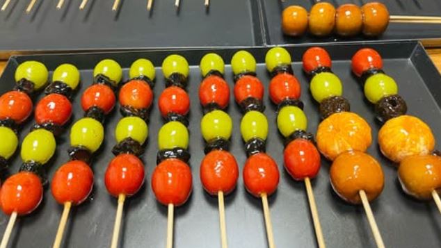 台灣新聞通訊社-糖葫蘆1699元吃到飽遭罵翻！業者曝「1口味500元」：吃3.398串就回本