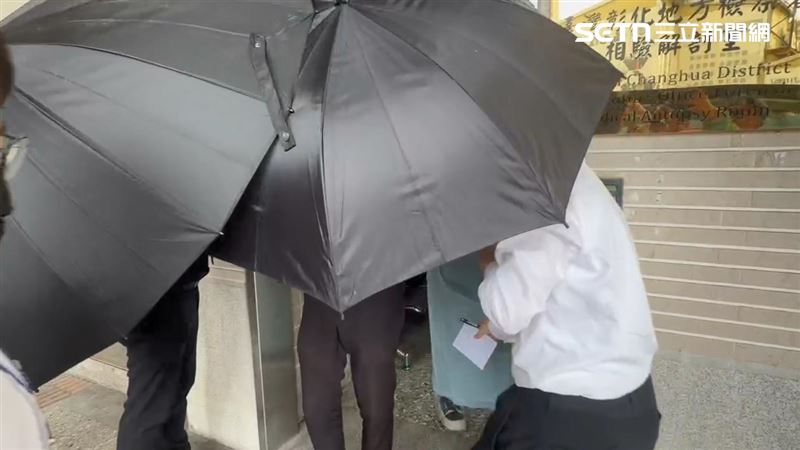 台灣新聞通訊社-彰化百果山挖眼虐殺案今解剖！禮儀社架「黑傘陣」…死者家屬低調現身