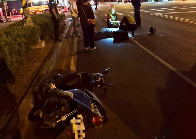 台灣新聞通訊社-8秒收魂畫面曝光！屏東男「貪快闖紅燈」過馬路　21歲女騎士煞不住撞上