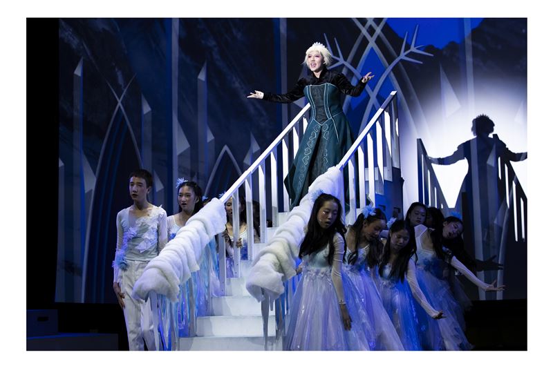 台灣新聞通訊社-高雄美國學校《冰雪奇緣》音樂劇四場完售 101位學生打造沉浸式視聽饗宴