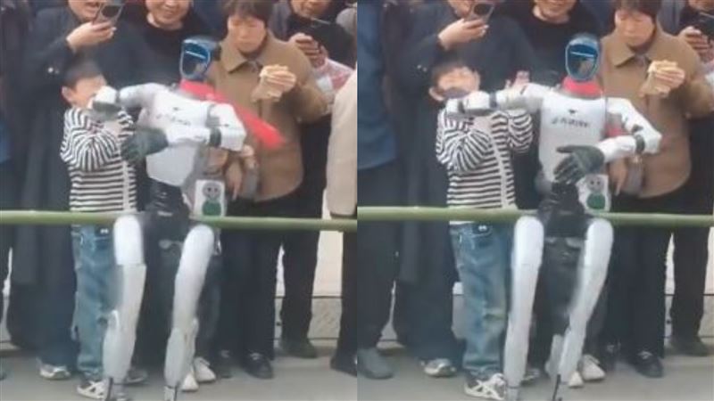台灣新聞通訊社-中國機器人表演失控！突揮臂「掌摑」小男孩　網揪心：不講武德
