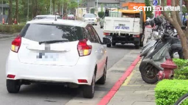 台灣新聞通訊社-車主都做錯了！路邊停車打方向燈還雙黃燈？違規恐開罰3600元