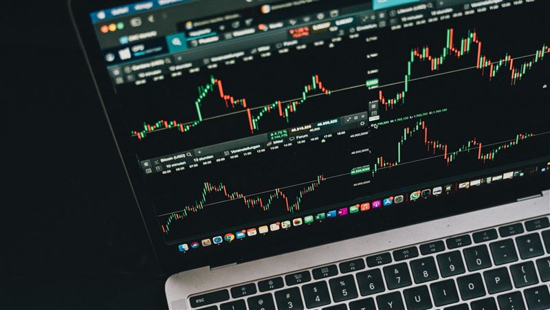 台灣新聞通訊社-開盤／台積電領軍漲45元！台股強彈近900點　載板、記憶體全面噴發