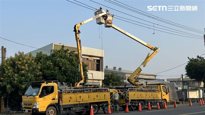 台灣新聞通訊社-失控撞電桿、飼料車卡民宅…運將喪命！扯斷「高低壓線」釀291戶沒電