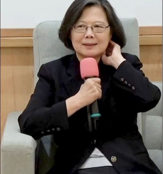 台灣新聞通訊社-蔡英文東吳演講爆金句：政治非崇拜！BTS新曲「Swim」意外成彩蛋