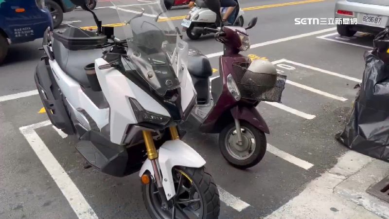 台灣新聞通訊社-獨家／桃園開放重機停機車格　「停2格收1格錢」惹議