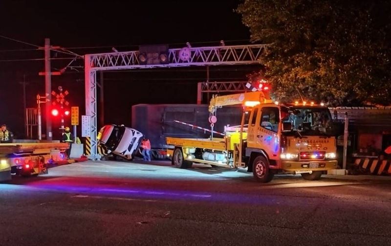 台灣新聞通訊社-值班站長早退駕車闖平交道肇事　台鐵估求償900萬