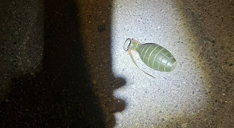 台灣新聞通訊社-新店公車站牌旁驚見「手榴彈」嚇壞路人！警鑑識揭真相：竟是塑膠模型