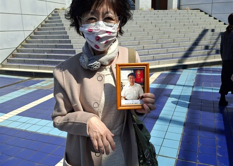 台灣新聞通訊社-陳佩琪手捧柯文哲照片出席兒子畢典　美女律師連哈18聲：阿北對她是真愛