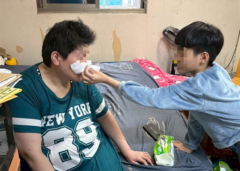 台灣新聞通訊社-獨家／我只要媽媽活著！11歲天才孝子放棄跳級只為守護癌母　逼哭全網