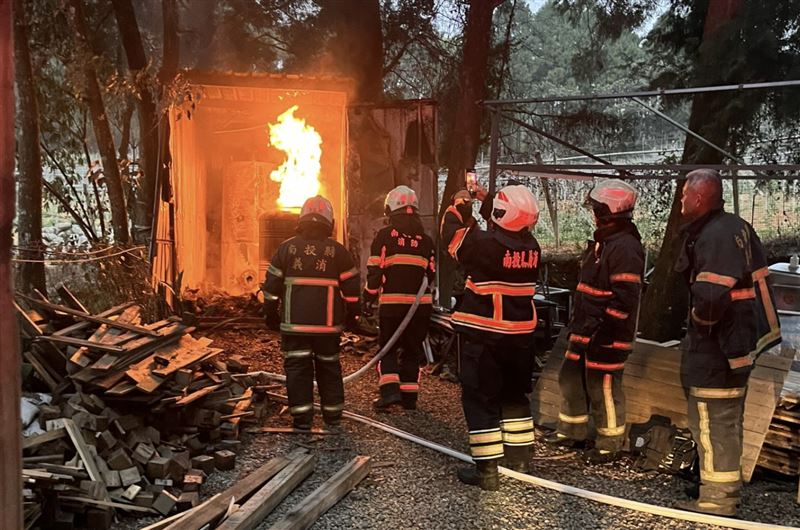 台灣新聞通訊社-南投埔里露營區惡火！工寮「水塔存放柴油」全面燃燒　警消迅速撲滅